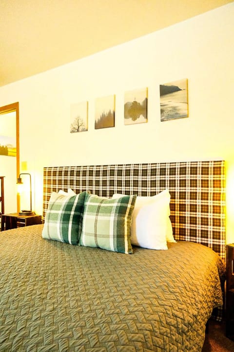 Downtown Green Room at Villages on Aurora House in Ironwood