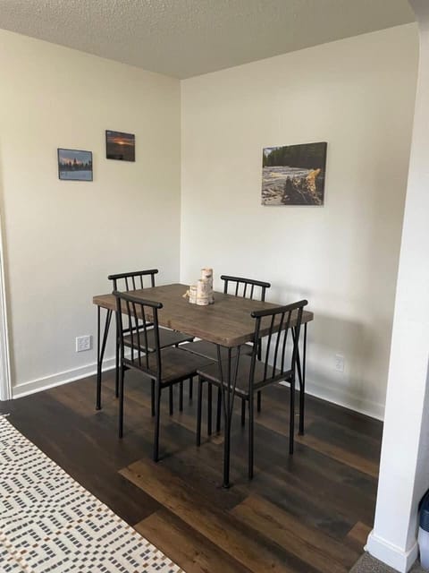 Downtown Yellow Room at Villages on Aurora House in Ironwood