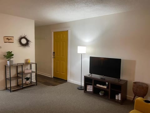 Downtown Yellow Room at Villages on Aurora House in Ironwood