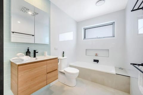 Modern New Villa 8-Walk to shops-10min Airport-CBD Villa in Bellerive