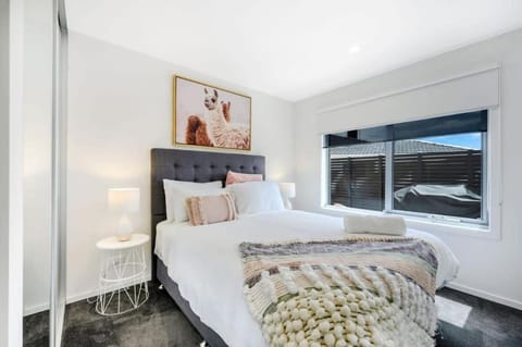 Modern New Villa 8-Walk to shops-10min Airport-CBD Villa in Bellerive