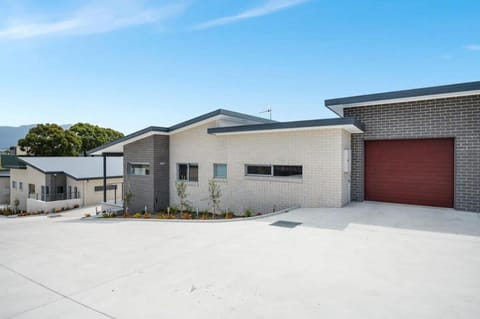 Modern New Villa 8-Walk to shops-10min Airport-CBD Villa in Bellerive