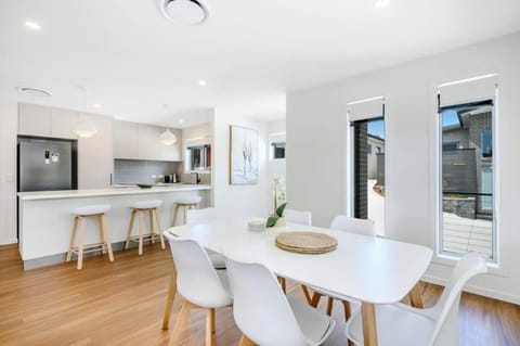 Modern New Villa 8-Walk to shops-10min Airport-CBD Villa in Bellerive