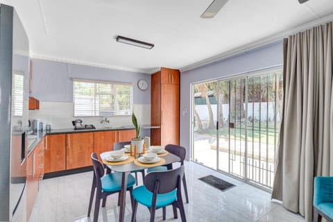 Kitchen or kitchenette, Seating area, Dining area