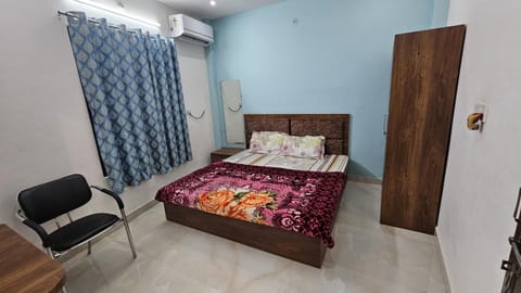 Bed, Photo of the whole room, Bedroom, towels, wardrobe