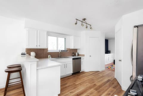 Pool HotTub FirePit BBQ Billiard PS4 Golf House in Pflugerville