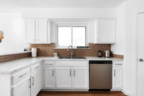 Pool HotTub FirePit BBQ Billiard PS4 Golf House in Pflugerville