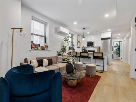 Kitchen or kitchenette, Living room, Seating area, Dining area, minibar