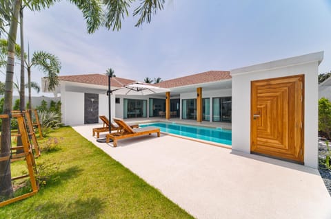 Property building, Patio, Spring, Day, Garden, Garden view, Pool view, Swimming pool, sunbed