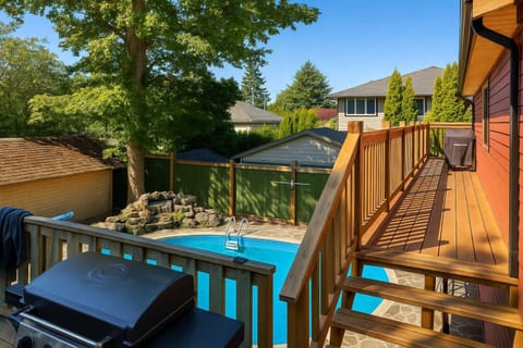 Quaint Attic Suite with Heated Pool Year-Round Apartment in Victoria