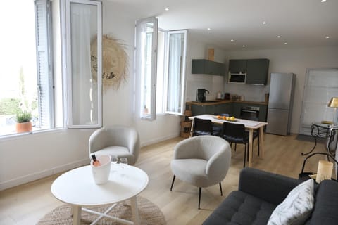 TV and multimedia, Kitchen or kitchenette, Living room, Seating area, Dining area, oven, pet friendly, stove