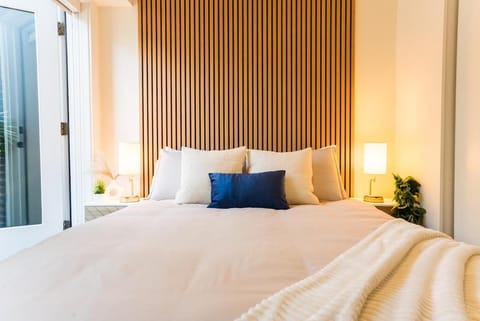 North Vancouver Retreat, Cozy & Central, Walk to Lonsdale & Seabus Apartment in North Vancouver