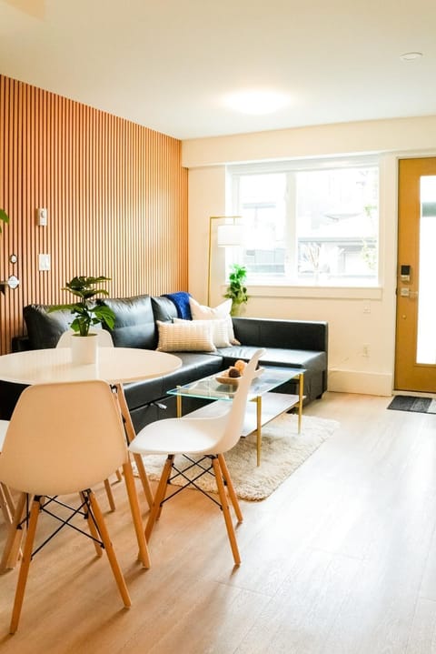 North Vancouver Retreat, Cozy & Central, Walk to Lonsdale & Seabus Apartment in North Vancouver