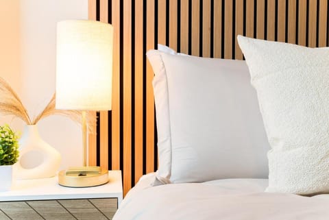 North Vancouver Retreat, Cozy & Central, Walk to Lonsdale & Seabus Apartment in North Vancouver