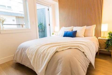 North Vancouver Retreat, Cozy & Central, Walk to Lonsdale & Seabus Apartment in North Vancouver