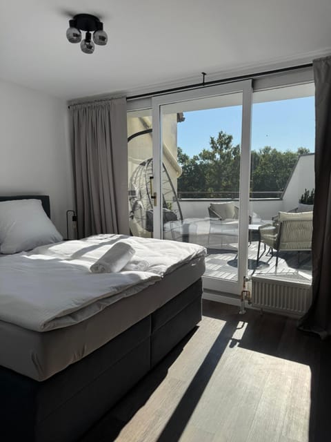 Bed, View (from property/room), Balcony/Terrace, Bedroom