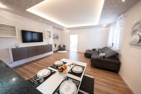 TV and multimedia, Living room, Seating area, Dining area