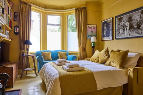 Bed, Living room
