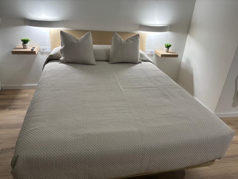 Bed, Photo of the whole room
