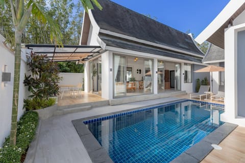 Property building, Day, Pool view, Swimming pool, Swimming pool, sunbed