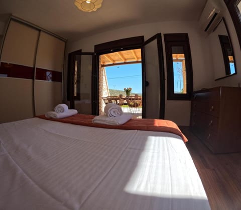 Bed, Bedroom, towels