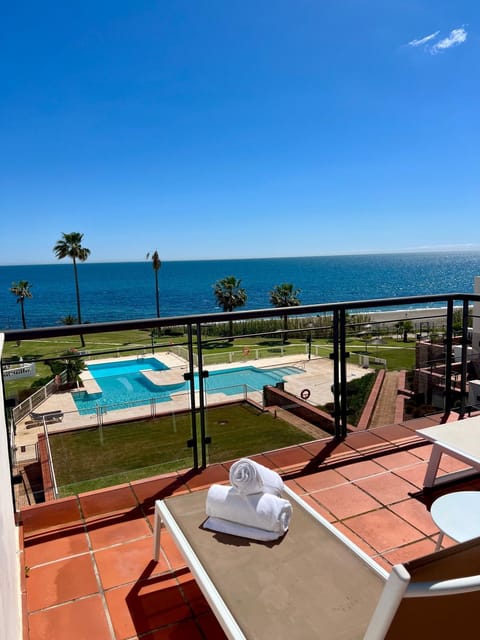 Day, Natural landscape, View (from property/room), Balcony/Terrace, Dining area, Beach, Pool view, Sea view, Swimming pool, sunbed, towels
