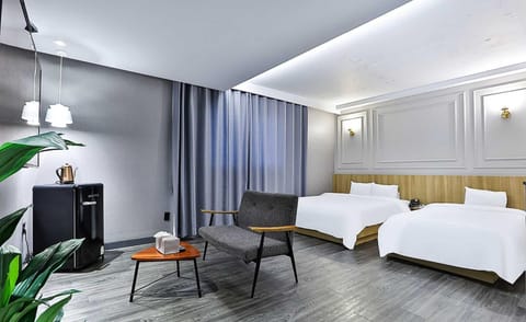 Bed, Seating area