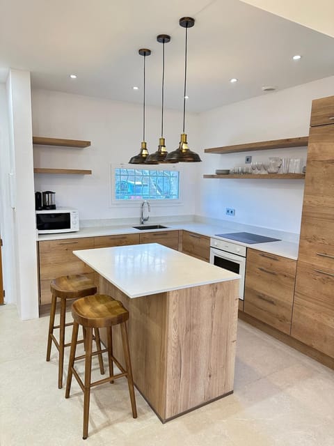 Kitchen or kitchenette, Dining area, stove