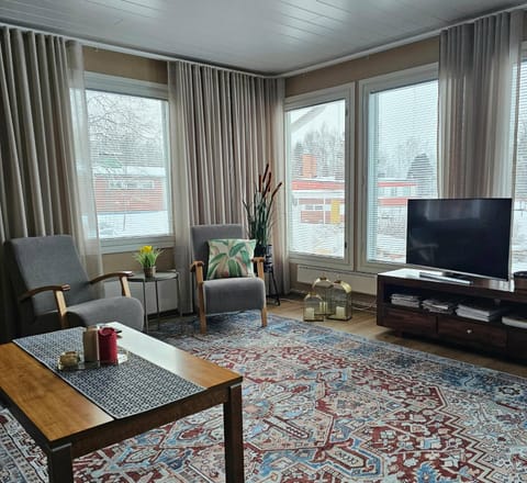 Restaurant/places to eat, Communal lounge/ TV room, Garden, TV and multimedia, Living room, Decorative detail, Seating area, Evening entertainment, Garden view, Entertainment, Inner courtyard view, pet friendly