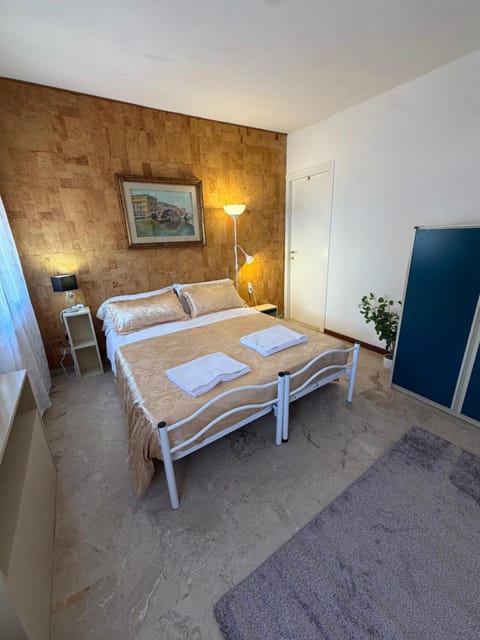Bed, Photo of the whole room, towels