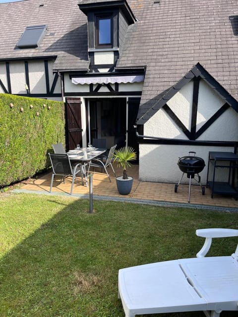 Property building, Patio, BBQ facilities, BBQ facilities, Casino, Children play ground, Garden, Garden, Golfcourse, Balcony/Terrace, Dining area, Beach, Aqua park, Tennis court, Garden view, Swimming pool, children, young children, cot, Family, Inner courtyard view, Parking, concierge, furniture, internet, sunbed, towels