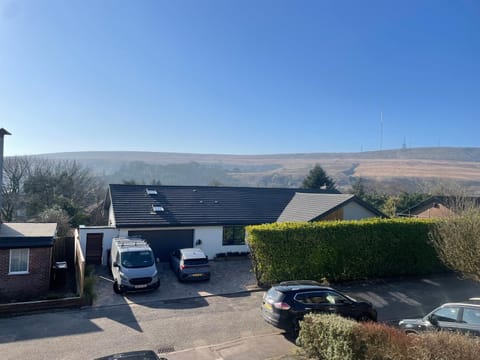 Day, Neighbourhood, Natural landscape, Mountain view, Parking