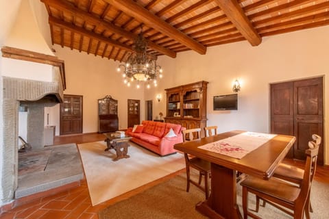 TV and multimedia, Living room, Seating area, Dining area