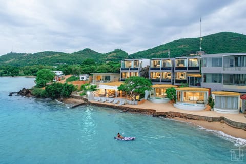 Property building, Day, Natural landscape, Beach, Mountain view, Sea view, sunbed