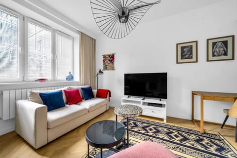 TV and multimedia, Living room, Seating area, Evening entertainment