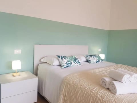 Bed, Other, Photo of the whole room, Bedroom, towels