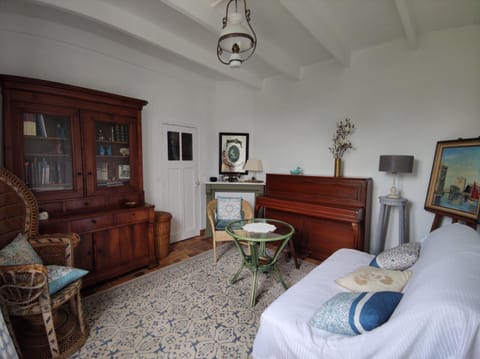 Library, Living room