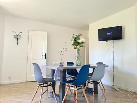 TV and multimedia, Living room, Seating area, Dining area