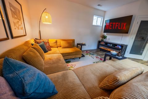 Central location Hot Tub Heated Pool Digital Game Table House in Normal