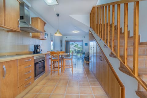 Kitchen or kitchenette, Dining area, oven, stove
