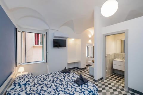 Toilet, Bed, Bathroom, TV and multimedia, Photo of the whole room, Bedroom, towels