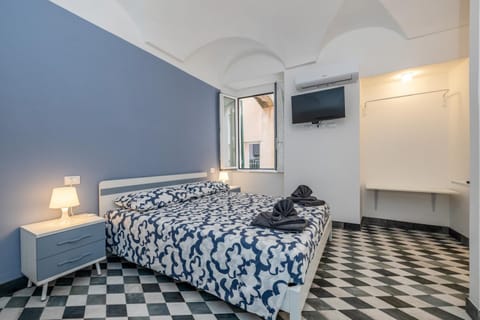 Bed, TV and multimedia, Bedroom