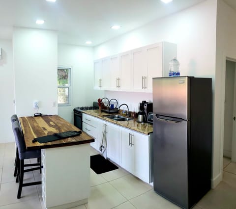 Coffee/tea facilities, Kitchen or kitchenette, Dining area, oven, stove, toaster