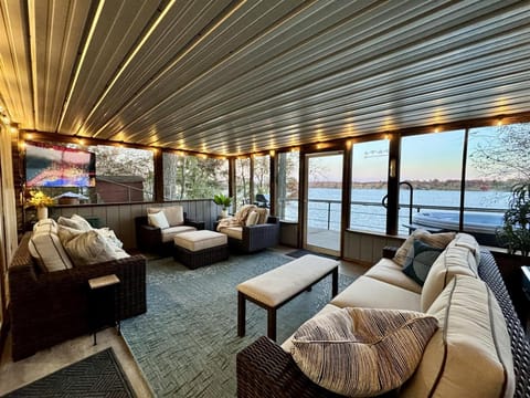 The Ridge Lake Front Hot Tub KayakPvt Dock House in Decatur