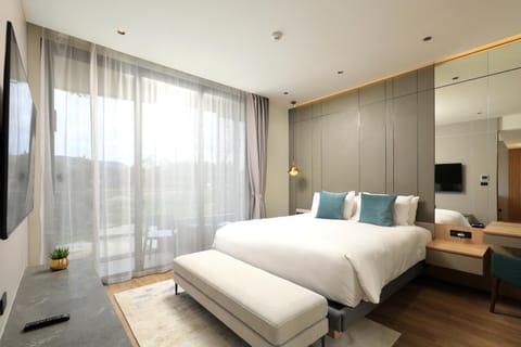 Bed, TV and multimedia, Bedroom