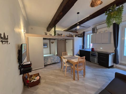 Kitchen or kitchenette, Living room, Seating area, Dining area
