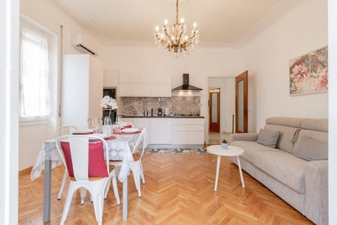 Kitchen or kitchenette, Living room, Seating area, Dining area, stove