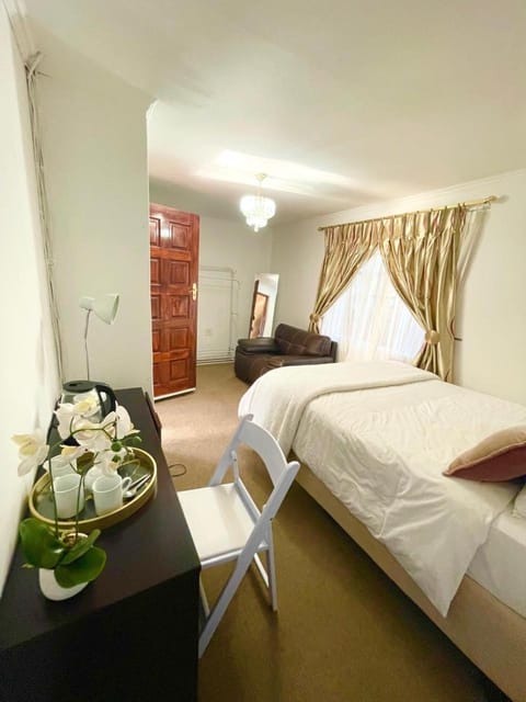 Bed, Living room, Photo of the whole room, Seating area, Bedroom
