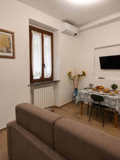 TV and multimedia, Living room, Food and drinks, Seating area, Dining area, air conditioner
