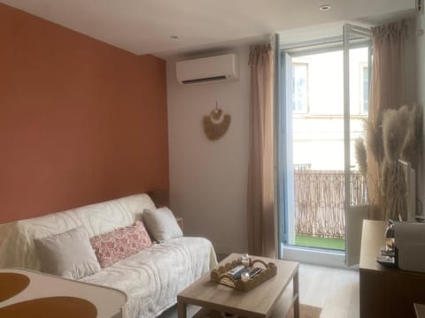 Bed, Balcony/Terrace, air conditioner
